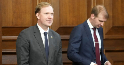 Ekonomikas ministrs Viktors Valainis (no kreisās) un klimata un enerģētikas ministrs Kaspars Melnis.