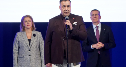 Ministru prezidente Evika Siliņa, Latvijas Olimpiskās komitejas prezidents Raimonds Lazdiņš un Valsts prezidents Edgars Rinkēvičs piedalās pasākumā Latvijas Nacionālajā teātrī, kurā paziņo Latvijas delegācijas karognesējus Milānas-Kortīnas olimpiskajās spēlēs.