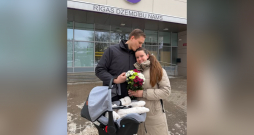 Jānis Dombrava ar sievu Anniju Evitu Asmini-Dombravu pie Rīgas Dzemdību nama.