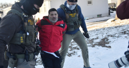 Minesotas štatā ASV Imigrācijas un muitas kontroles dienesta aģenti aiztur vīrieti. ASV prezidenta Donalda Trampa valdība vēlas īstenot masveida nelegālo imigrantu deportācijas, taču ICE aģentu darba metodes izraisījušas asu kritiku, arī no ASV pilsoņu puses.