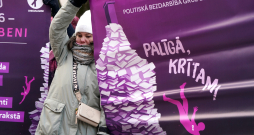 Pasaules vēža dienā Latvijas onkoloģijas pacientu organizāciju apvienība "Onkoalianse" pie Saeimas ēkas rīko akciju "Neatstājiet vēža pacientus bez zālēm!".