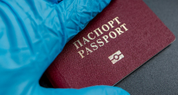 Visiem Latvijā dzīvojošajiem cilvēkiem ir iespēja naturalizēties un kļūt par Latvijas pilsoņiem, un atsacīties no Krievijas un Baltkrievijas pilsonības.