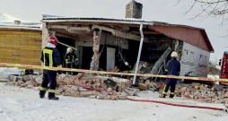 Pēc sprādziena sabrukusi vienstāva ēkas daļa.