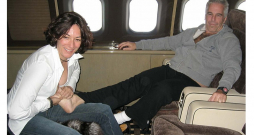 Džefrijs Epstīns ar savu galveno sabiedroto Žisleinu Maksvelu viņa privātajā lidmašīnā. Šo fotogrāfiju, kuras uzņemšanas datums nav zināms, FIB atrada reida laikā Epstīna savrupmājā. Tā tika pievienota pierādījumiem 2021. gadā, kad tiesāja Žisleinu Maksvelu.