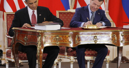 Stratēģiskā bruņojuma samazināšanas līgumu "New START" 2010. gada 8. aprīlī parakstīja toreizējais ASV prezidents Baraks Obama (no kreisās) un tā brīža Krievijas prezidents Dmitrijs Medvedevs.