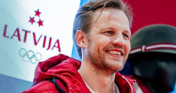 Ralfs Freibergs pirms savām trešajām olimpiskajām spēlēm iejuties modeļa ādā, demonstrējot Latvijas olimpiskās komandas sporta un brīvā laika apģērbu.