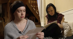 Agrita Bindre vecākajai meitai Esterei raksta emocionālu vēstuli.