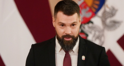 Latvijas delegācijas vecākais sportists, hokeja izlases kapteinis
Kaspars Daugaviņš (37) var lepoties ne tikai ar hokeja trofejām,
bet arī pērn saņemto Triju Zvaigžņu ordeni. Viņš un Dženifera
Ģērmane ir Latvijas karognesēji olimpisko spēļu atklāšanā.