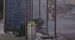 Pieturā aizmidzis vīrietis.