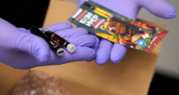 Produktu paraugi preses konferences laikā, kurā Nodokļu un muitas policijas priekšnieks informē par strauji pieaugošu un bīstamu narkotisko vielu patēriņa tendenci jauniešu vidū.