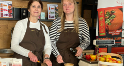 No “Prosvego” zīmola produktiem ātri un vienkārši var pagatavot
sātīgu un veselīgu maltīti – ar karstu ūdeni aplej vienu no
zupu sagatavēm un patur ap 15 min termosā, klāt uzēd bezglutēna maizi. Attēlā: produktu autore kopā ar veikala “Zelta lazda” jauno darbinieci ķērušās pie pusdienu gatavošana.