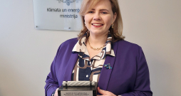 Klimata un enerģētikas ministrijas valsts sekretāra vietniece enerģētikas politikas jautājumos Līga Rozentāle: "No drošības viedokļa, atslēdzoties no BRELL, mēs neesam neko zaudējuši, drīzāk pat ieguvuši – gatavojoties atslēgšanai, Latvijā veikta virkne elektrotīkla modernizācijas darbu."