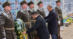 Kijivu ceturtdien apmeklēja Polijas premjerministrs Donalds Tusks, kurš kopā ar Ukrainas prezidentu Volodimiru Zelenski pie piemiņas sienas, kas izveidota uz Svētā Miķeļa zelta kupolu klostera mūra, godināja kritušos Ukrainas aizstāvjus. Zelenskis šonedēļ paziņoja, ka karā krituši aptuveni 55 000 ukraiņu karavīru, bet liels skaits ir pazuduši bez vēsts.
