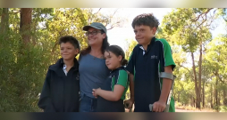 Ostins Apelbijs (no labās) un viņa ģimene.