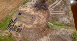 Bioreaktors ir ar ūdensnecaurlaidīgu materiālu izklāta tranšeja, kurā iebērta šķelda, kas pārklāta ar ģeotekstilu un plānu melnzemes kārtu, tā kalpojot ūdens attīrīšanai.