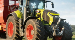 'Claas Axion 9.' traktors. 'Claas Axion 9.' traktors.