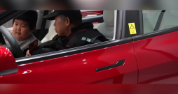 Slēptais auto durvju rokturis.