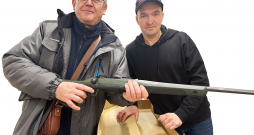 Uzvarētājs Jānis Kalniņš un SIA "Ieroči" pārstāvis.