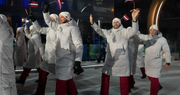 Latvijas karognesējs 2026. gada ziemas olimpiskajās spēlēs, hokejists Kaspars Daugaviņš (no labās) un Latvijas delegācijas sportisti 2026. gada Milānas un Kortīnas ziemas olimpisko spēļu atklāšanas ceremonijā "San Siro" stadionā Milānā, Itālijā.