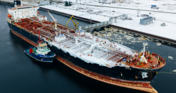 Naftas produktu tankkuģis Rīgas ostā.