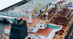 Naftas produktu tankkuģis Rīgas ostā.