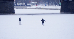 Cilvēki uz Daugavas ledus.