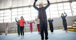 Kijivā un citās Ukrainas pilsētās ir elektroenerģijas un apkures pārtraukumi pēc Krievijas uzbrukumiem kritiskajai infrastruktūrai. Attēlā: skolas vingrošanas zālē gaisa temperatūra nepārsniedz +5 grādus, tāpēc meitenes vingrinājumus veic, uzvilkušas siltas zeķes, cimdus, ziemas cepures.