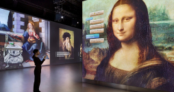 Izmantojot interaktīvas tehnoloģijas un projekcijas, ikoniskais mākslas šedevrs "Mona Liza" (priekšplānā) tiek atklāts jaunā aizraujošā veidā.