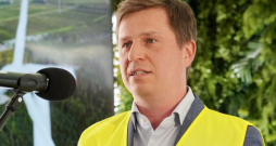 Bijušais Latvijas Investīciju un attīstības aģentūras direktors, bet tagad eksportētāju asociācijas "Red Jackets" vadītājs Kaspars Rožkalns: "Patēriņa stimulēšana, piemēram, elektroauto izplatības veicināšana Latvijas ekonomikai dod visai maz."