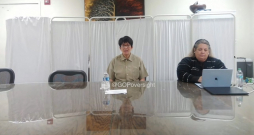 Gilēna Maksvela sniedz liecības izmeklēšanā par Džefriju Epstīnu.