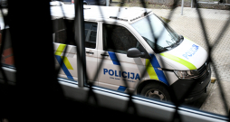 Valsts policijas dienesta automašīna pie Latgales rajona tiesas Daugavpilī.