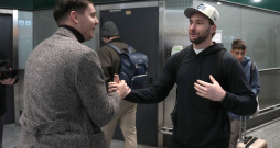 Latvijas hokeja izlases ģenerālmenedžeris Rūdolfs Kalvītis (no kreisās) sagaida Milānā Latvijas NHL hokeja spēlētāju Uvi Jāni Balinski uz 2026. gada Milānas un Kortīnas ziemas olimpiskajām spēlēm Itālijā.