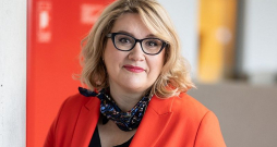 Kristīne Jučkoviča: "Gribētos ticēt, ka aptieka ar laiku kļūs par veselības aprūpes punktu, kas nevis aizstās ģimenes ārsta prakses, bet, kā tas izskanējis vairākos Eiropas farmaceitiskās aprūpes asociāciju saietos, kļūs par "vietām, kas aizpildīs veselības aprūpes tuksnešus"."