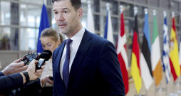 "Ja vēlaties kļūt par Zviedrijas pilsoni, šķiet prātīgi, ka jums jāzina, vai Zviedrija ir karaliste vai republika," jaunās naturalizācijas normas žurnālistiem šonedēļ komentēja Zviedrijas migrācijas lietu ministrs Juhans Foršels.