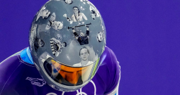 Ukraiņu skeletonists Vladislavs Heraskevičs un viņa ķivere, kas veltīta Krievijas noslepkavoto ukraiņu sportistu piemiņai.