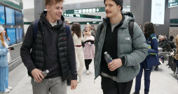 Sandis Vilmanis (no kreisās) un Eduards Tralmaks pēc nolaišanās Milānas lidostā vēl nezina, ka tiks iespēlēti Latvijas izlases pirmajā uzbrucēju virknējumā.