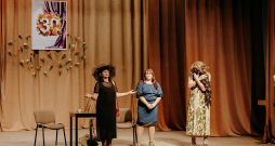 Gaigalavas amatierteātra "Apīnis" sveiciens Gaigalavas amatierteātra "Bykovīši" 30 gadu jubilejā. 21. februārī Gaigalavā notiks "Apīņa" 25 gadu jubilejas pasākums "Laiks, kas pieder mums".