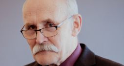 Mūža balvu par nozīmīgu ieguldījumu Latvijas literatūrā ekspertu komisija nolēmusi piešķirt tulkotājam Jānim Krastiņam.