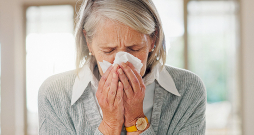 Auksts vai pārāk sauss gaiss, kāds mēdz būt telpās ar centrālapkuri, kairina bronhu gļotādu, padarot elpceļus jutīgākus.