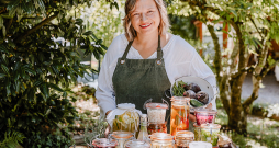 Skolas dibinātāja un fermentēšanas meistarklašu vadītāja Baiba Rudoviča.