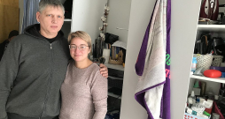 Anna un Dmitrijs Hostimeļā savā 13 kvadrātmetru istabiņā Polijas valdības sagādātajā moduļu mājā.