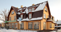 Kafejnīcā "Pie Zelta liepas" šobrīd neredz aicinošas gaismas, jo izsoles laikā darbinieki devušies brīvdienās.