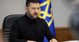 Ukrainas prezidents Volodimirs Zelenskis amatā ir kopš 2019. gada. Kārtējās prezidenta vēlēšanas Ukrainā 2024. gadā nācās atlikt pilna mēroga Krievijas iebrukuma dēļ.