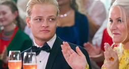 Māriuss Borgs Heibijs kopā ar māti, Norvēģijas kroņprincesi Meti Māritu 2022. gadā.