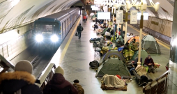Smagā situācija Kijivā liek iedzīvotājiem meklēt patvērumu metro stacijās, kur uzslietas teltis.