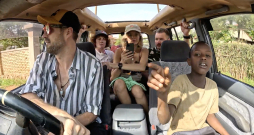 Zēns, vārdā Evzi, pievienojas braucienam kā gids.