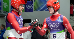 Latvijas kamaniņu divnieks Roberts Plūme (no kreisās) un Mārtiņš Bots sacensībās kamaniņās bobsleja, kamaniņu un skeletona trasē Kortīnā 2026. gada Milānas un Kortīnas ziemas olimpiskajās spēlēs Itālijā.