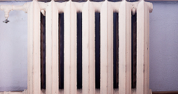 Sistēmā var izmantot gan čuguna, gan modernos tērauda radiatorus. Sistēmā var izmantot gan čuguna, gan modernos tērauda radiatorus.