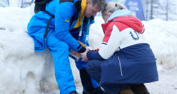 Ukrainas skeletona treneris Mykhailo Geraskevych skeletona trasē Kortīnā pēc Starptautiskās Olimpiskās komitejas lēmuma diskvalificēt Ukrainas skeletonistu Vladislavu Heraskeviču no 2026. gada Milānas un Kortīnas ziemas olimpiskajām spēlēm Itālijā, kurš atteicās mainīt ķiveri, uz kuras attēloti vairāk nekā 20 ukraiņu sportisti un treneri, kas nogalināti Krievijas uzsāktajā karā.