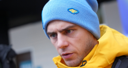 Ukrainas skeletonists Vladislavs Heraskevičs skeletona trasē Kortīnā piedalās preses brīfingā pēc Starptautiskās Olimpiskās komitejas lēmuma diskvalificēt sportistu no 2026. gada Milānas un Kortīnas ziemas olimpiskajām spēlēm Itālijā, kur sportists atteicās mainīt ķiveri, uz kuras attēloti vairāk nekā 20 ukraiņu sportisti un treneri, kas nogalināti Krievijas uzsāktajā karā.